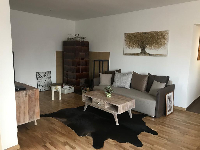 Obývacia miestnosť s pôvodnou pecou